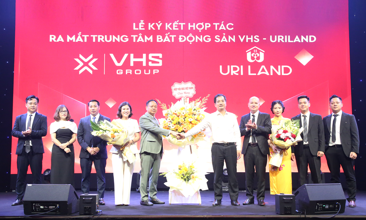 Lãnh đạo Hiệp hội Bất động sản Việt Nam tặng hoa chúc mừng Lễ ký kết và ra mắt.