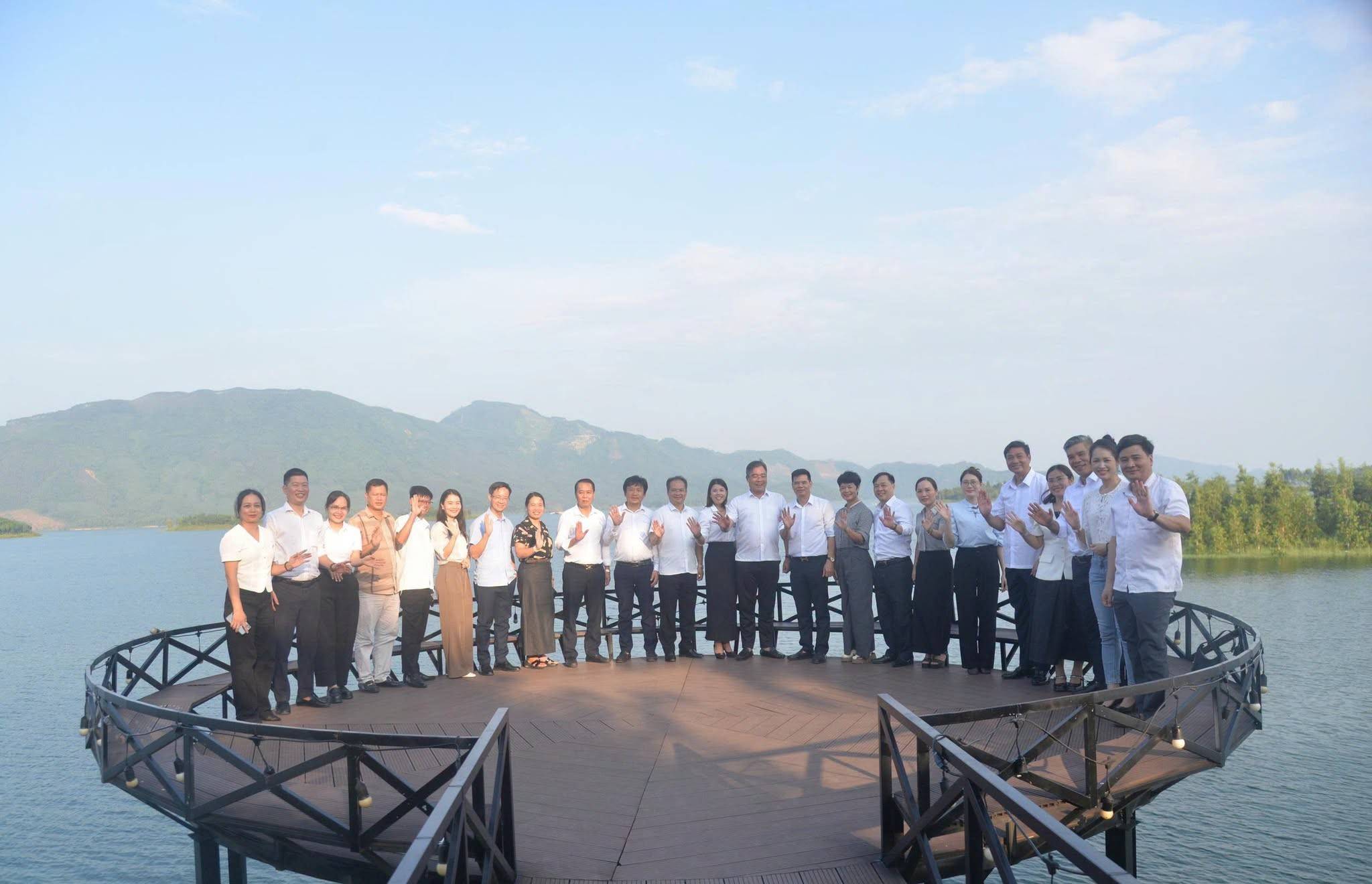 Các thành viên trong đoàn của Sở Văn hóa, Thể thao và Du lịch tỉnh Tuyên Quang và tỉnh Lào Cai chụp ảnh lưu niệm tại lòng hồ Thủy điện Thác Bà.