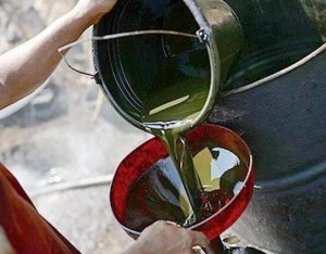 Giá dầu thô thế giới vượt mốc 100 USD/thùng: Địa chính trị Trung Đông châm ngòi làn sóng tăng mới