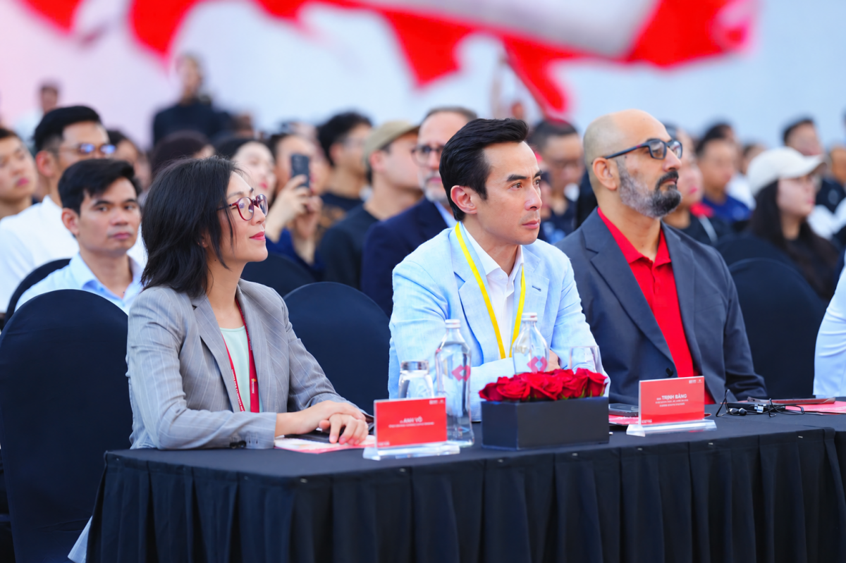 Từ trái sang phải_ Bà Anh Võ - Tổng Giám đốc Công ty Sunrise Events Vietnam, Ông Trịnh Bằng - Đồng sáng lập và Chủ tịch công ty Sunrise Events Vietnam.png