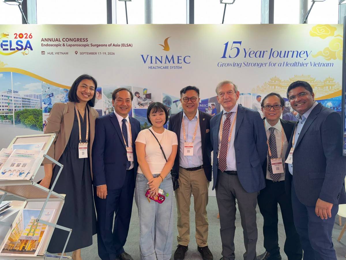 Chuyên gia Vinmec giao lưu cùng đồng nghiệp quốc tế tại gian hàng triển lãm y khoa trong khuôn khổ ELSA 2026. (Nguồn: Vinmec)
