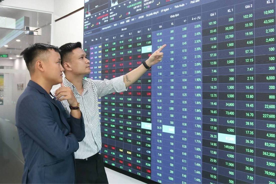Ngân hàng giữ nhịp ổn định, bảo hiểm và chứng khoán thêm động lực tăng trưởng