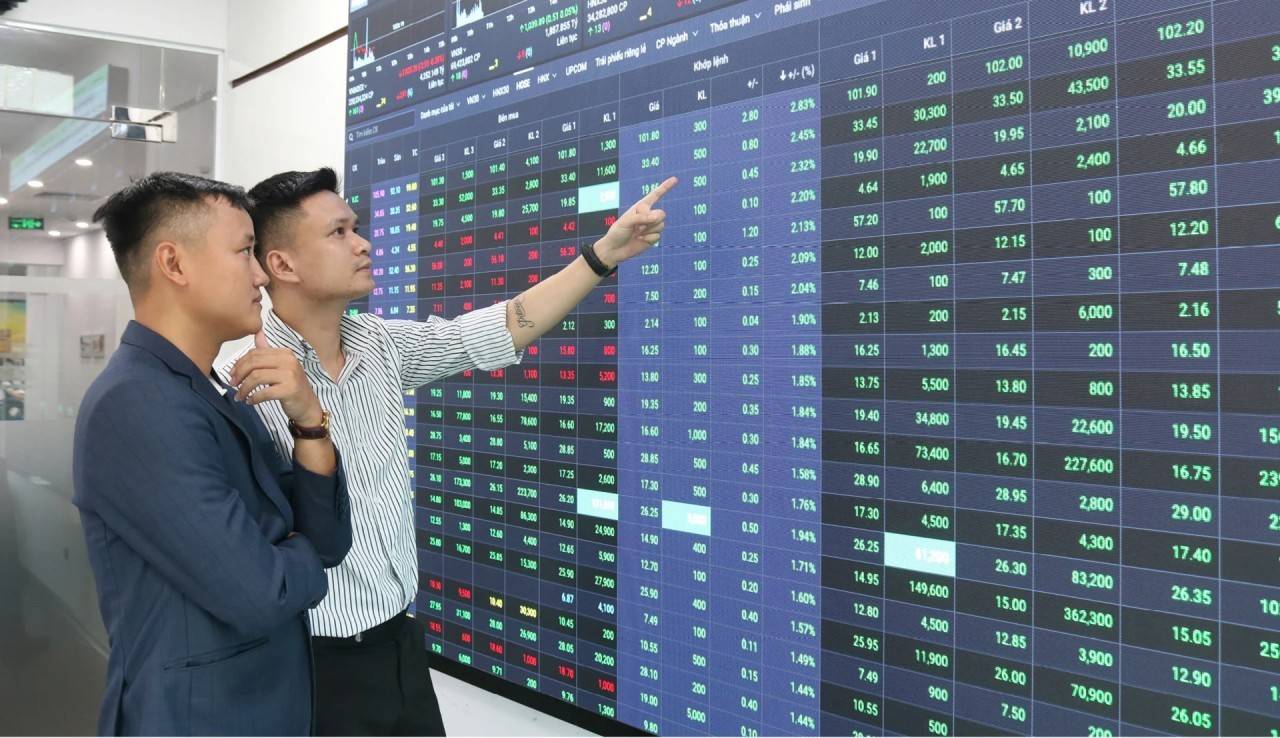Ngân hàng giữ nhịp ổn định, bảo hiểm và chứng khoán thêm động lực tăng trưởng