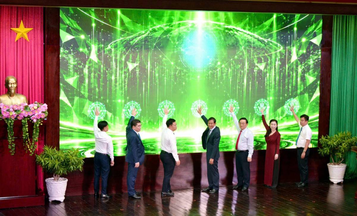 Nghi thức bấm nút vòng Đối thoại địa phương tỉnh Vĩnh Long.