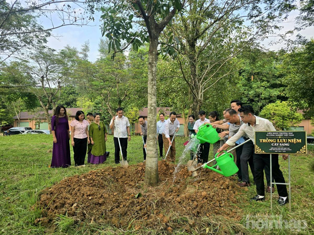 Doanh nhân 5 tỉnh hội tụ Đất Tổ, dâng hương tri ân các Vua Hùng