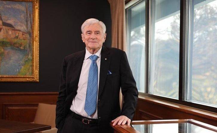 Doanh nhân Kerry Stokes: Người lắp ăng-ten trở thành tỷ phú truyền thông và công nghiệp Australia