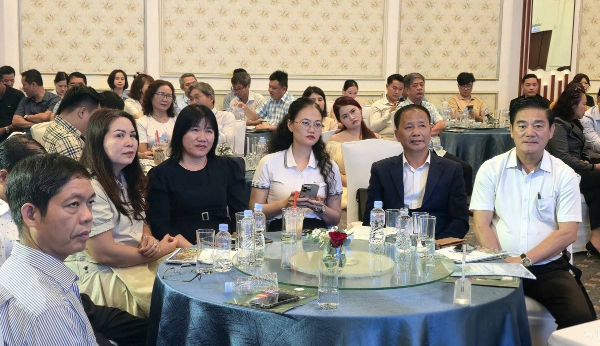 Lãnh đạo Hiệp hội Bất động sản tỉnh Đắk Lắk và đại diện Sở Tư pháp cùng các nhà đầu tư trong và ngoài tỉnh tham dự chương trình.