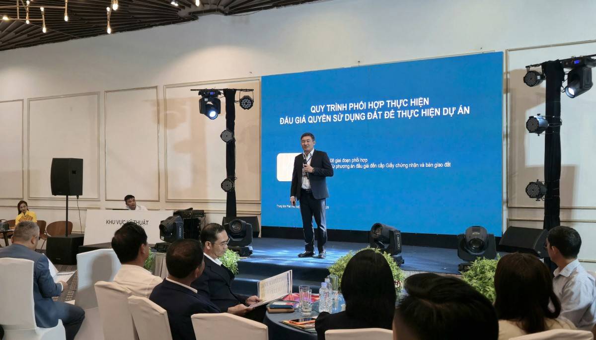 Đại diện Trung tâm Phát triển quỹ đất tỉnh Đắk Lắk  trình bày quy trình đấu giá quyền sử dụng đất để thực hiện dự án.