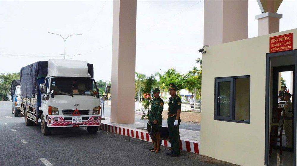 Trong thời gian qua, Hải quan cửa khẩu Khánh Bình đã ứng dụng nhiều chương trình quản lý hải quan hiện đại, vừa tạo thuận lợi tối đa cho hoạt động thương mại, vừa đảm bảo công tác quản lý nhà nước được chặt chẽ. Trong năm 2025, Hải quan cửa khẩu Khánh Bình đã làm thủ tục thông quan cho gần 110.000 lượt phương tiện xuất nhập cảnh; làm thủ tục cho gần 3.200 tờ khai đối với hàng hóa đăng ký tờ khai nơi khác, trị giá gần 540 triệu USD.