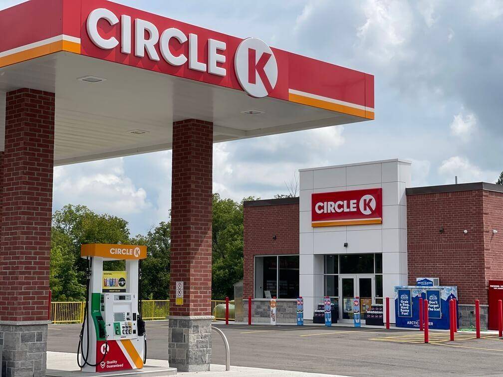 Một cửa hàng Circle K: Circle K là thương hiệu bán lẻ tiện lợi quan trọng trong hệ thống toàn cầu của Couche-Tard, góp phần đưa doanh nghiệp Canada mở rộng mạnh ra thị trường quốc tế.