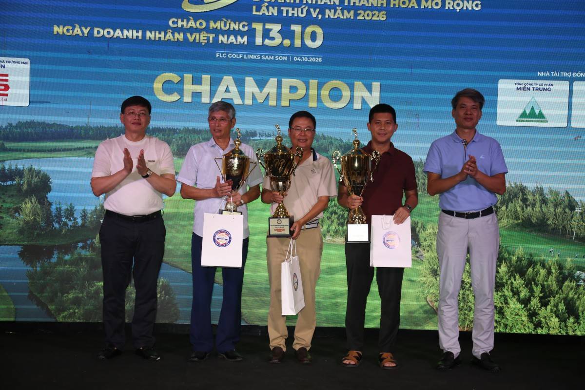 Phó Chủ tịch Thường trực UBND tỉnh Mai Xuân Liêm và lãnh đạo Hiệp hội Doanh nghiệp tỉnh trao giải Nhất cho các golfer nam tại 3 bảng.