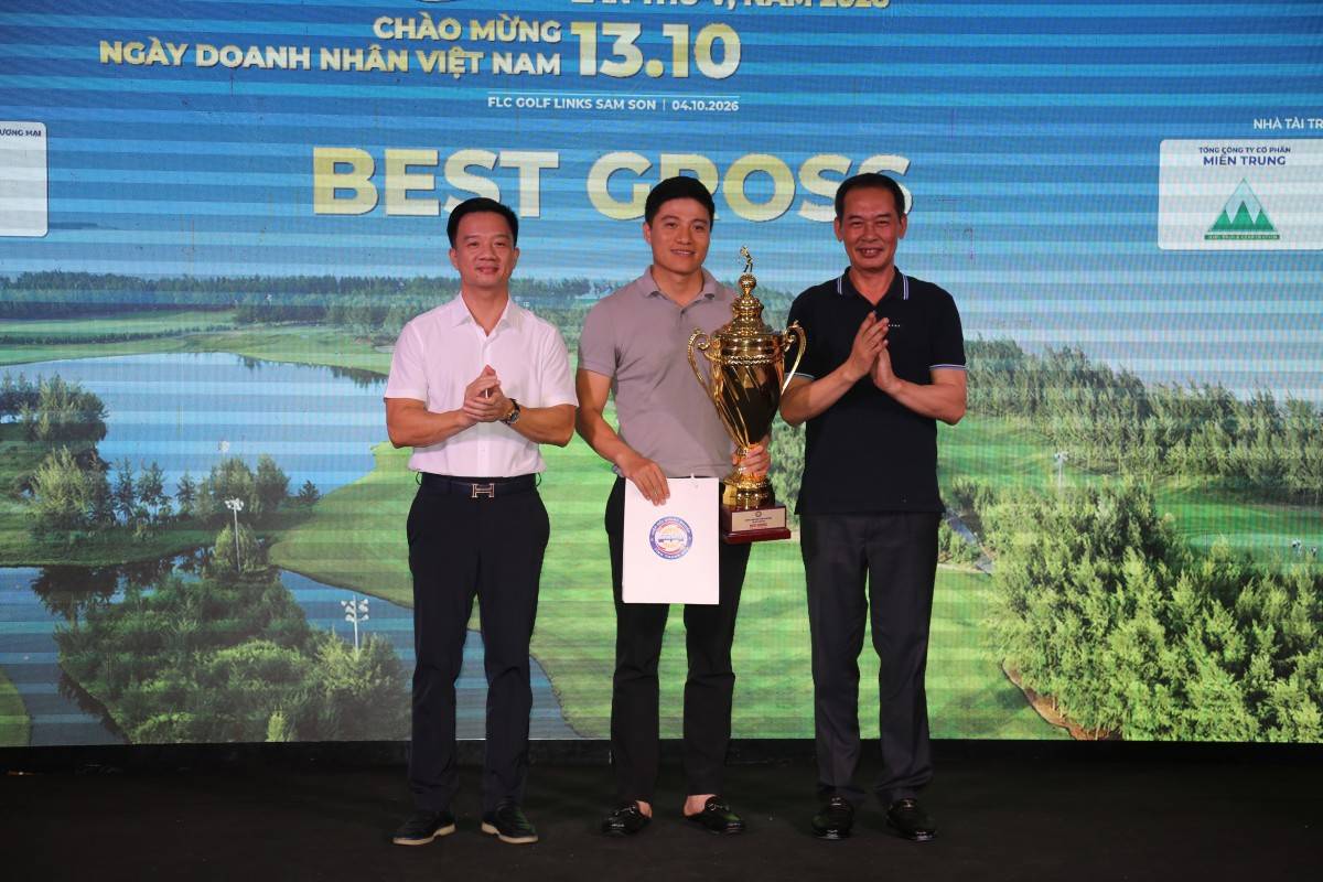 Phó Bí thư Tỉnh ủy Trịnh Tuấn Sinh và lãnh đạo Hiệp hội Doanh nghiệp tỉnh trao giải Golfer xuất sắc nhất.