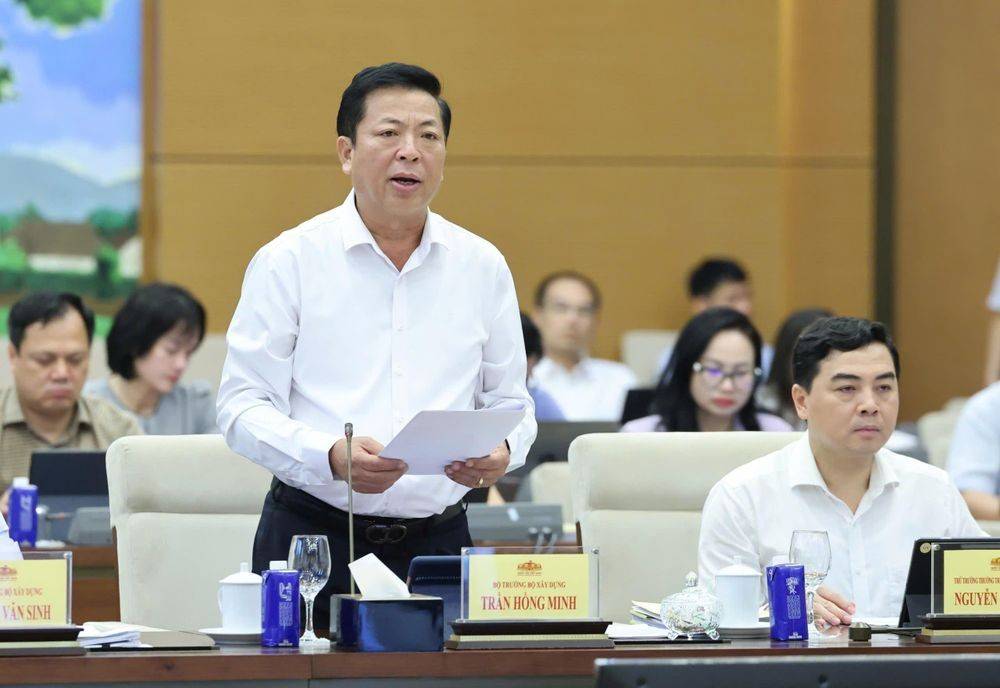 Ủy ban Thường vụ Quốc hội đã cho ý kiến về hai dự án Luật Nhà ở (sửa đổi) và Luật Kinh doanh bất động sản (sửa đổi). Trong ảnh: Bộ trưởng Bộ Xây dựng Trần Hồng Minh báo cáo về các dự thảo luật - Ảnh: https://baochinhphu.vn
