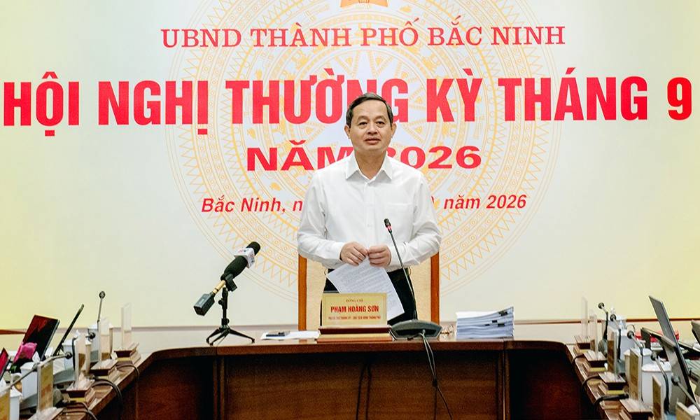 Chủ tịch UBND thành phố Phạm Hoàng Sơn phát biểu chỉ đạo tại hội nghị.