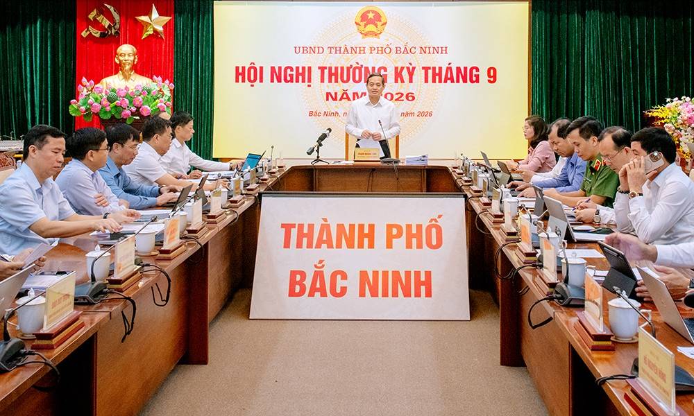 Quang cảnh UBND thành phố Bắc Ninh tổ chức hội nghị thường kỳ tháng 9. Đồng chí Phạm Hoàng Sơn, Phó Bí thư Thành ủy, Chủ tịch UBND thành phố chủ trì.
