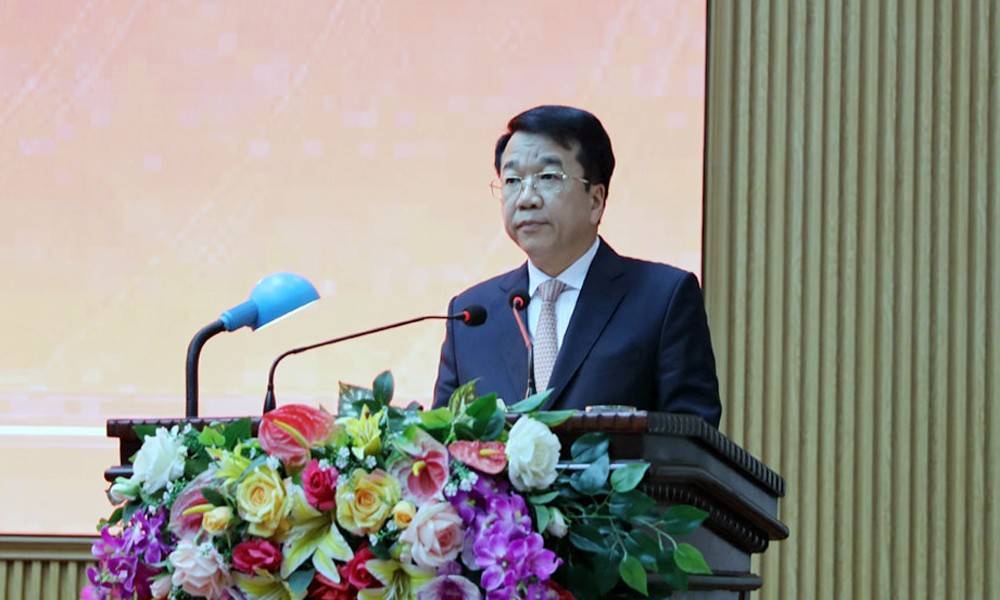 Lãnh đạo tỉnh cũng thẳng thắn nhìn nhận hạn chế khi tỷ lệ giải ngân vốn đầu tư công mới đạt 37,3% kế hoạch Thủ tướng giao và xem đây là nhiệm vụ trọng tâm cần dồn sức xử lý, gắn trách nhiệm trực tiếp đối với từng chủ đầu tư và từng dự án cụ thể trong những tháng cuối của năm. Trong ảnh: ông Nguyễn Thanh Bình - Chủ tịch UBND tỉnh Ninh Bình. 