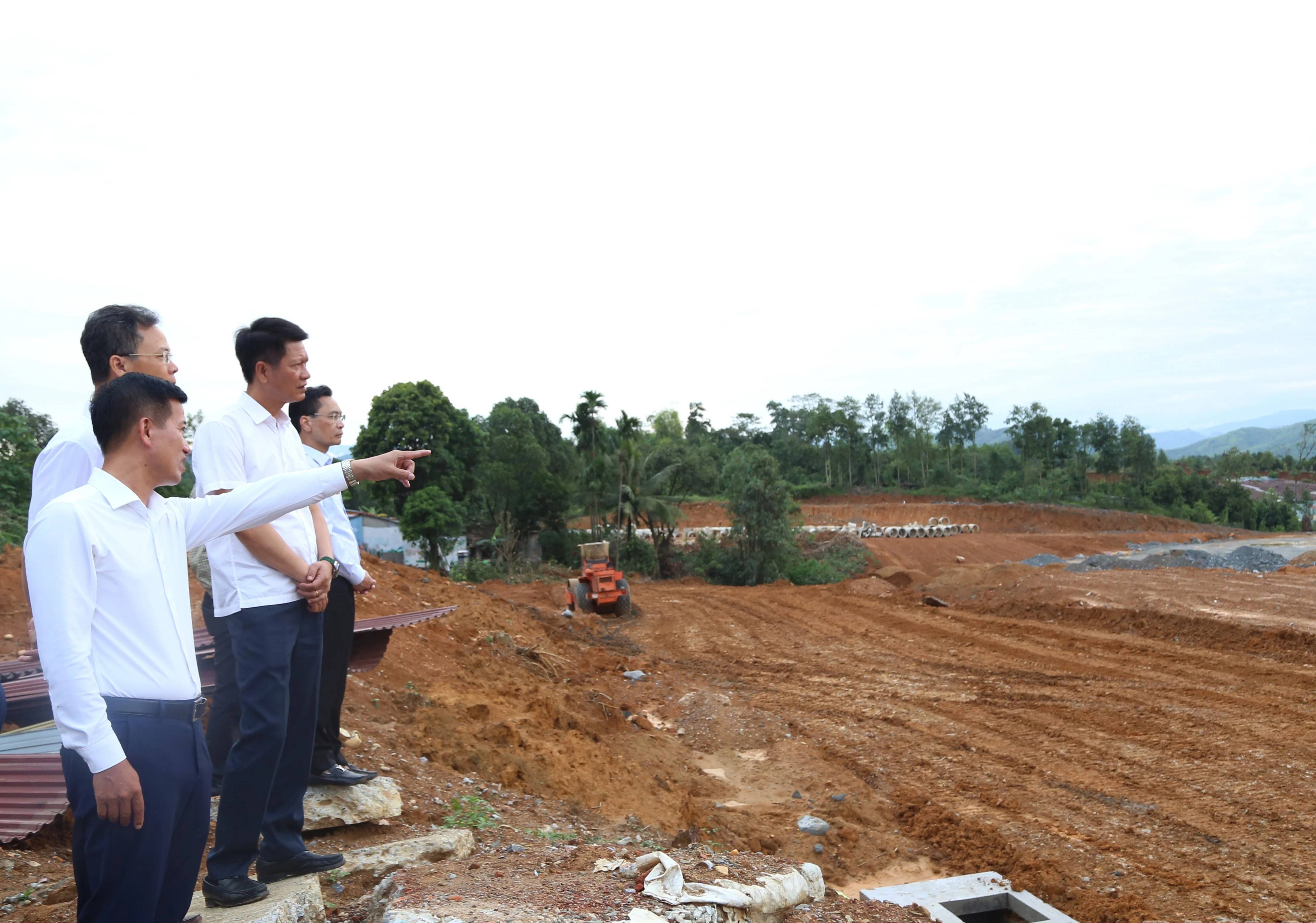 Đoàn công tác kiểm tra, đánh giá tiến độ dự án tại khu vực xã Gia Phú, phường Cam Đường.