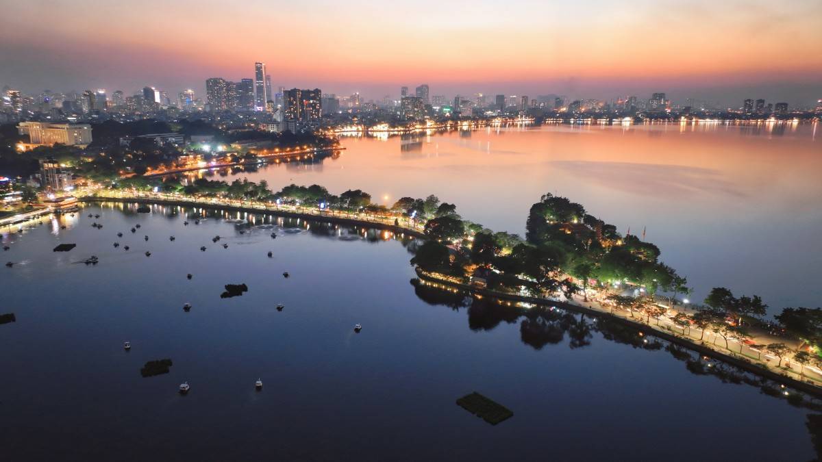 Hồ Tây phát huy lợi thế mặt nước rộng, không gian khoáng đạt, đủ sức đón đông đảo người dân đến thưởng thức pháo hoa