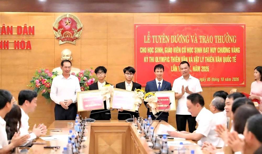 Thanh Hóa: Khen thưởng 2 học sinh giành Huy chương Vàng Olympic Thiên văn quốc tế