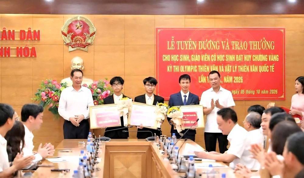 Thanh Hóa: Khen thưởng 2 học sinh giành Huy chương Vàng Olympic Thiên văn quốc tế