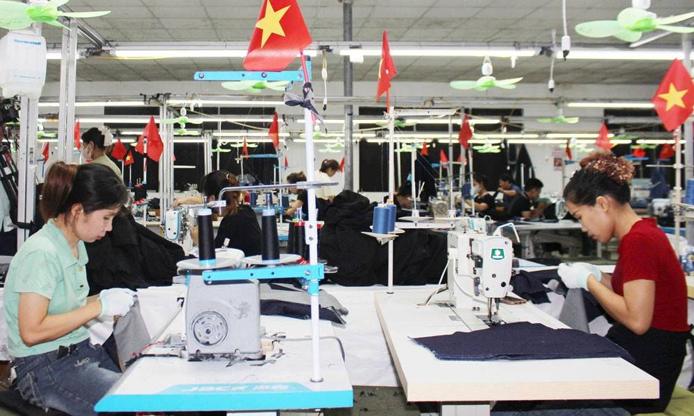 Dây chuyền may tại Công ty trách nhiệm hữu hạn 299 Hoàng Dương VINA (Tổ dân phố Kim, phường Phượng Sơn) không ngừng cải tiến kỹ thuật, đáp ứng các đơn hàng khắt khe.
