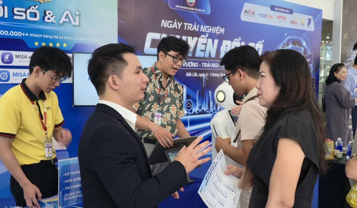  Các doanh nghiệp tìm hiểu giải pháp số của Công ty Cổ phần MISA tại nơi tổ chức chương trình.   