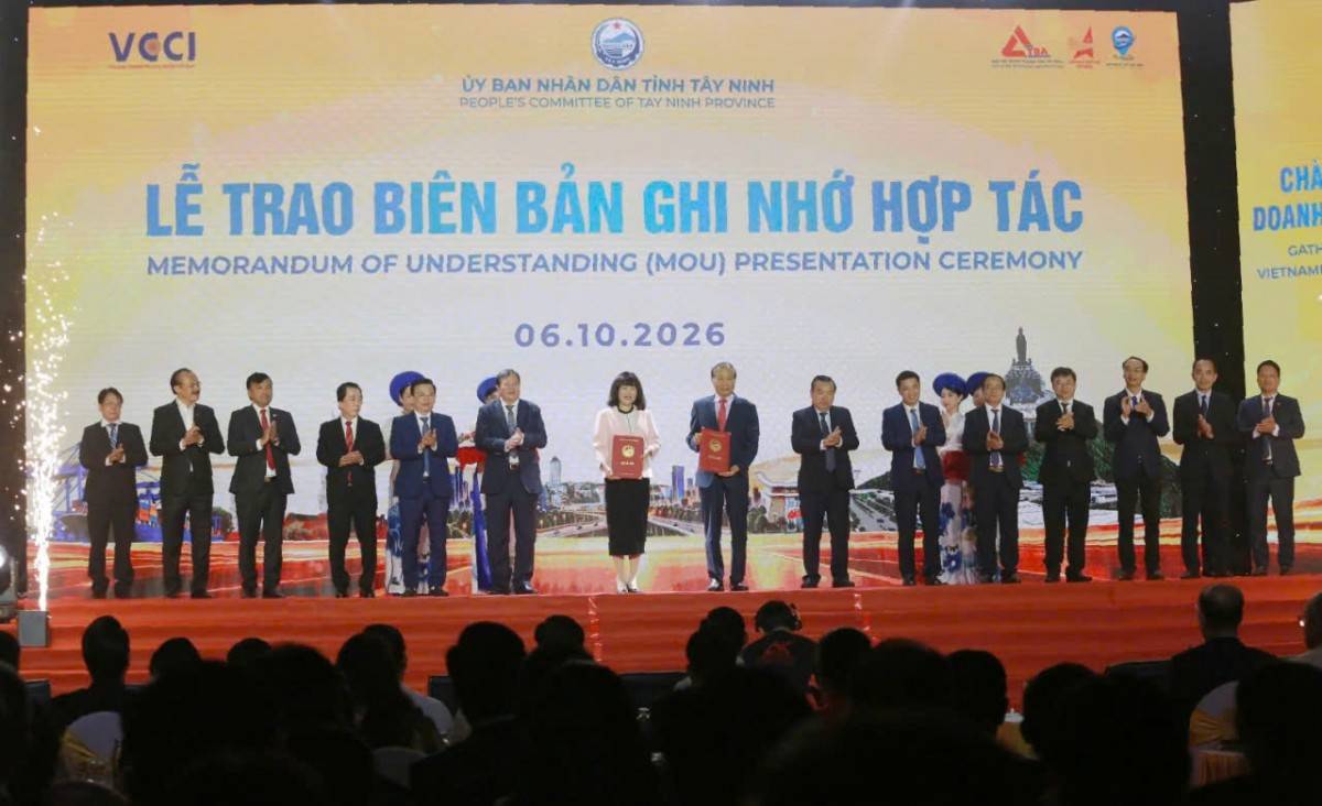 Trao biên bản ghi nhớ hợp tác giữa các đơn vị.