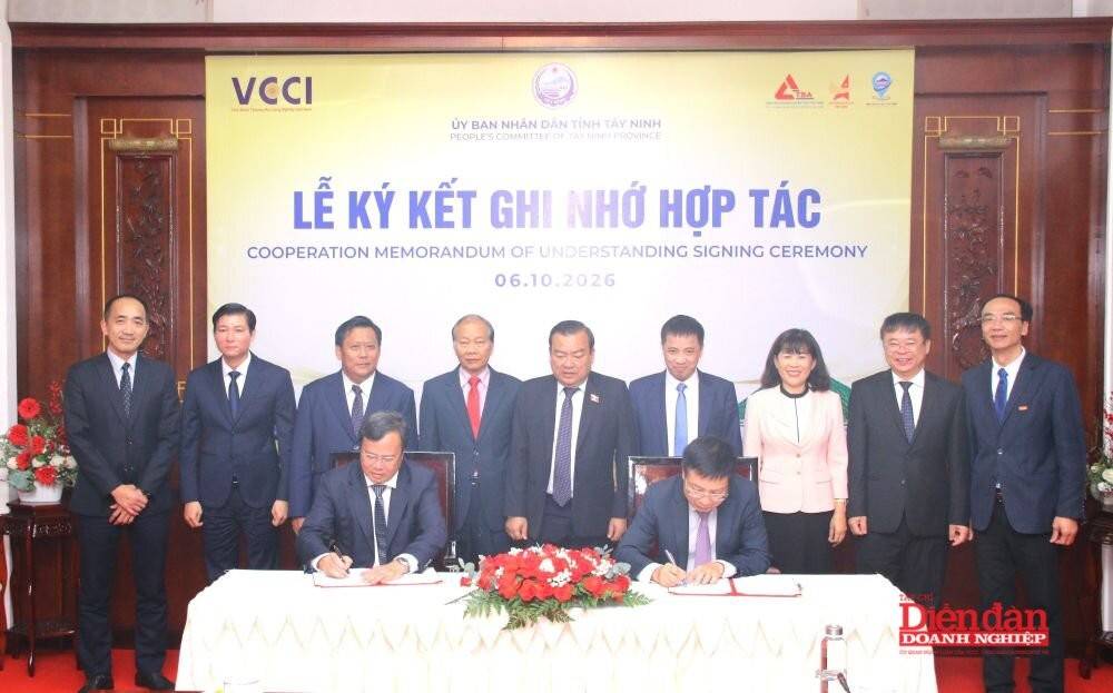 Chủ tịch VCCI Hồ Sỹ Hùng và Chủ tịch UBND tỉnh Tây Ninh Lê Văn Hẳn ký kết Bản ghi nhớ (MOU) giữa Ủy ban nhân dân tỉnh Tây Ninh và Liên đoàn Thương mại và Công nghiệp Việt Nam (VCCI) về hợp tác triển khai cải thiện môi trường đầu tư kinh doanh; hỗ trợ doanh nghiệp giai đoạn 2026-2030 Ảnh: https://www.vcci.com.vn