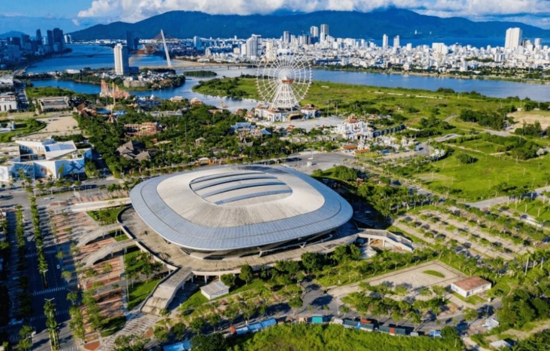 Khu thương mại tự do (Free Trade Zone – FTZ), còn gọi là khu tự do, là một vùng lãnh thổ được chính phủ quy hoạch với mục tiêu thúc đẩy hoạt động thương mại quốc tế. Tại đây, hàng hóa từ nước ngoài có thể được nhập khẩu để tiến hành các công đoạn như chế biến, phân loại, đóng gói hoặc gia công mà không phải nộp thuế xuất nhập khẩu ngay lập tức.