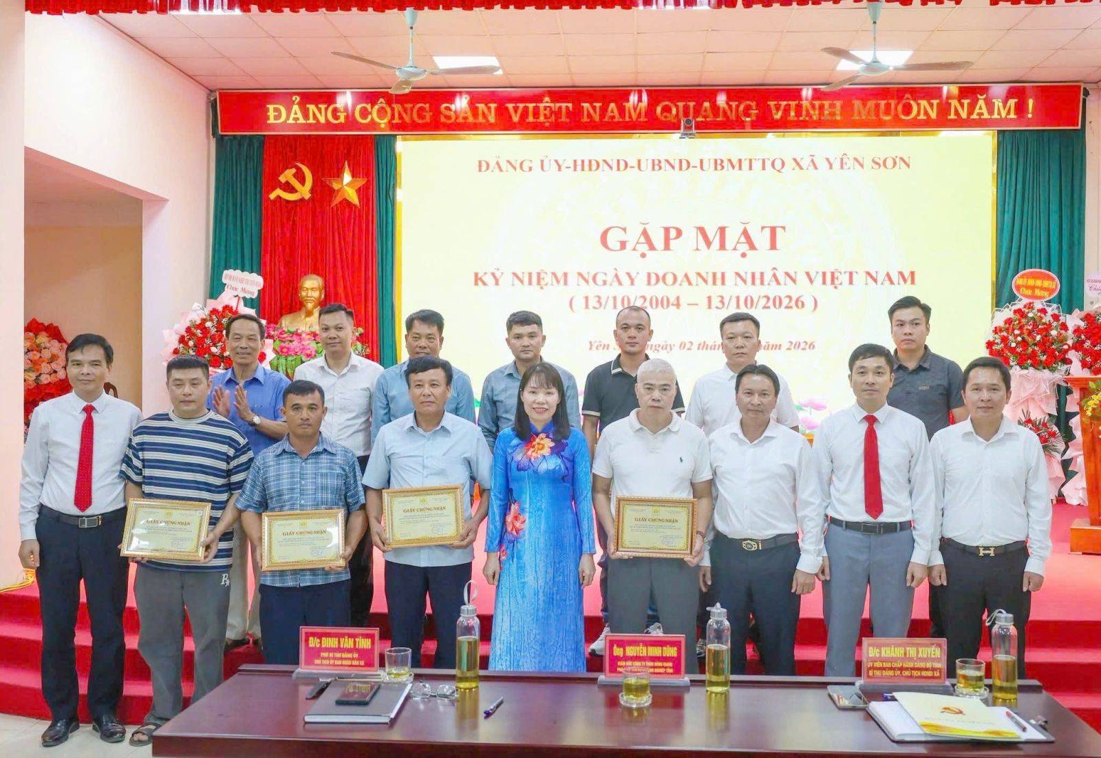 Các đồng chí lãnh đạo xã Yên Sơn và HHDN tỉnh chụp ảnh lưu niệm với các doanh nghiệp, HTX, hộ kinh doanh vừa được kết nạp làm hội viên chính thức của HHDN tỉnh Tuyên Quang