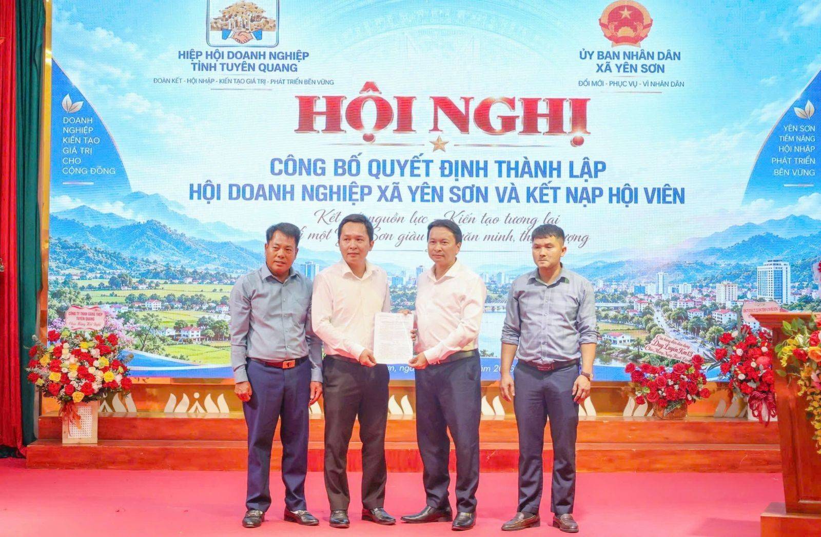 Nguyễn Minh Dũng, Phó Chủ tịch HHDN tỉnh, đại diện Thường trực Hiệp hội trao Quyết định thành lập Hội và công nhận Ban lãnh đạo Hội Doanh nghiệp xã Yên Sơn  