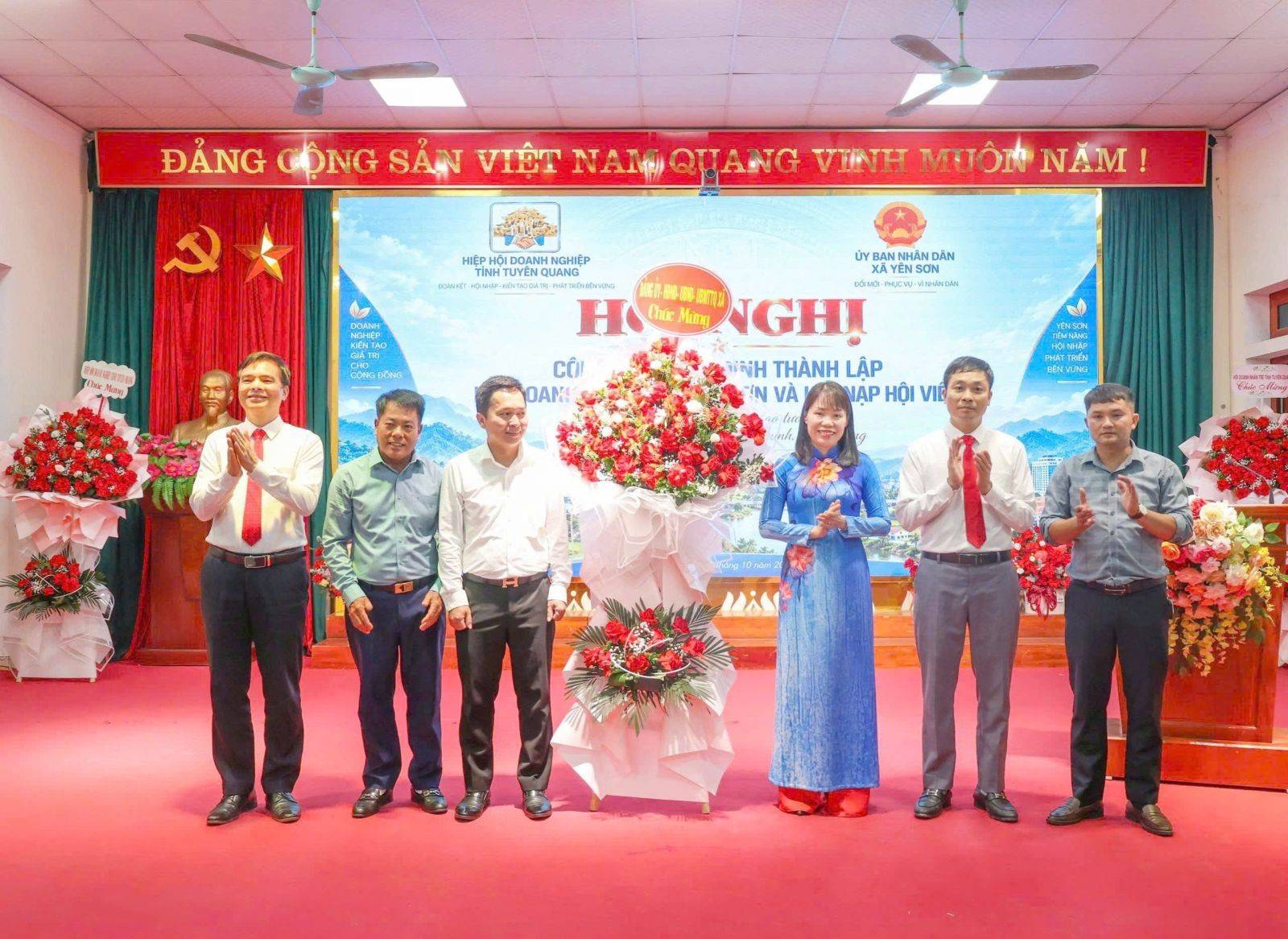 chí Khánh Thị Xuyến, Ủy viên BCH Đảng bộ tỉnh, Bí thư Đảng ủy, Chủ tịch HĐND xã cùng đại diện lãnh đạo xã tặng hoa chúc mừng Hội Doanh nghiệp xã nhân kỷ niệm 22 năm Ngày Doanh nhân Việt Nam