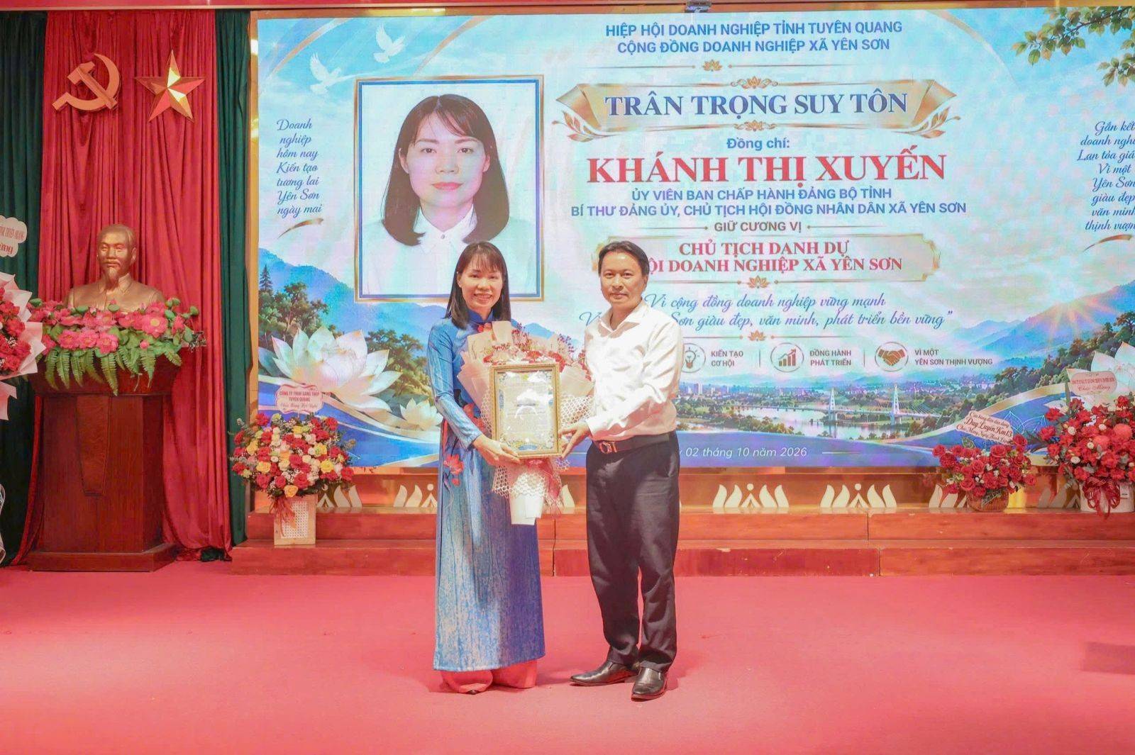 HHDN tỉnh Tuyên Quang trân trọng suy tôn đồng chí Khánh Thị Xuyến, Ủy viên BCH Đảng bộ tỉnh, Bí thư Đảng ủy, Chủ tịch HĐND xã làm Chủ tịch danh dự Hội DN xã Yên Sơn