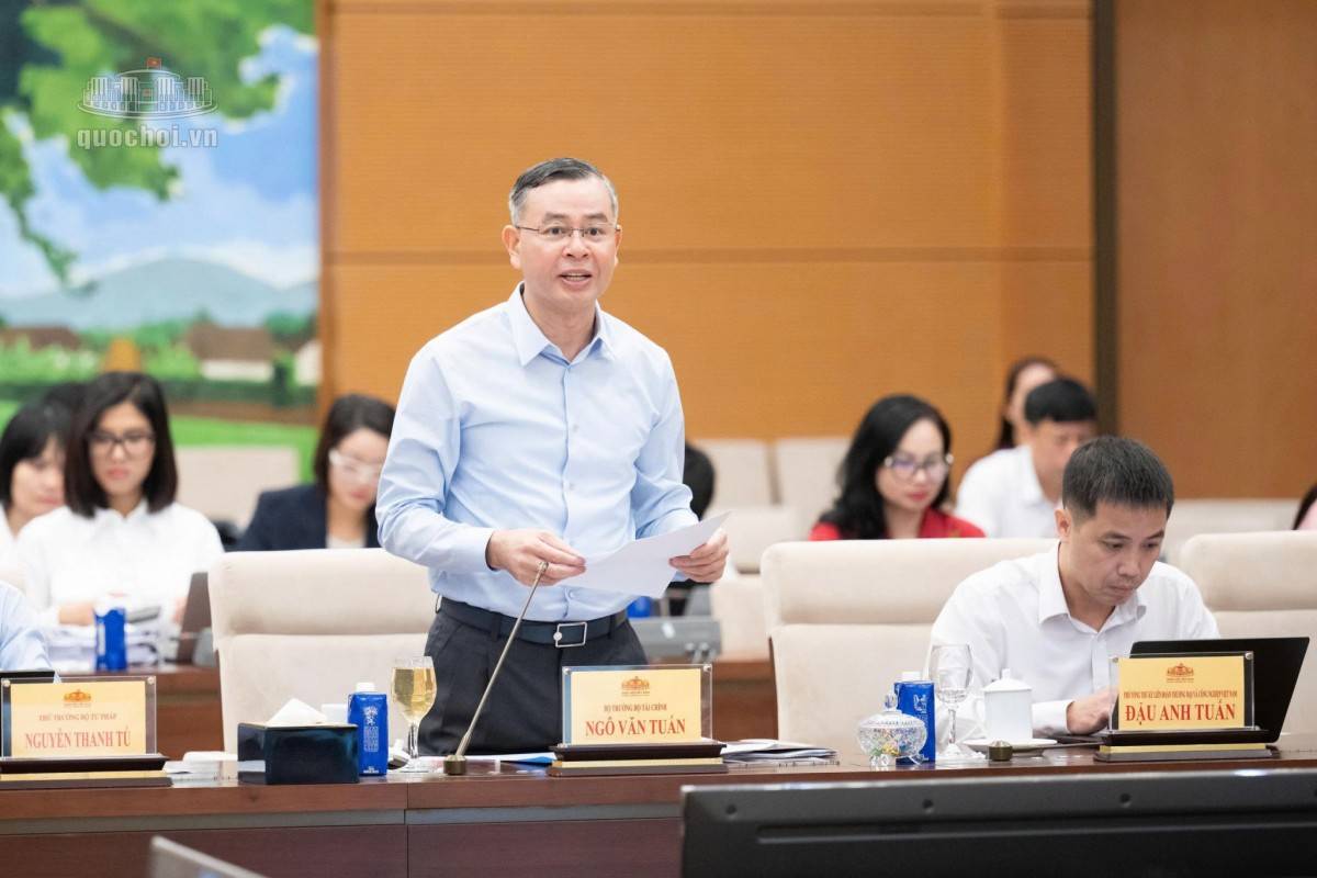 Bộ trưởng Bộ Tài chính Ngô Văn Tuấn trình bày tờ trình của Chính phủ về dự án Luật Phát triển doanh nghiệp nhỏ và vừa - Ảnh: https://quochoi.vn