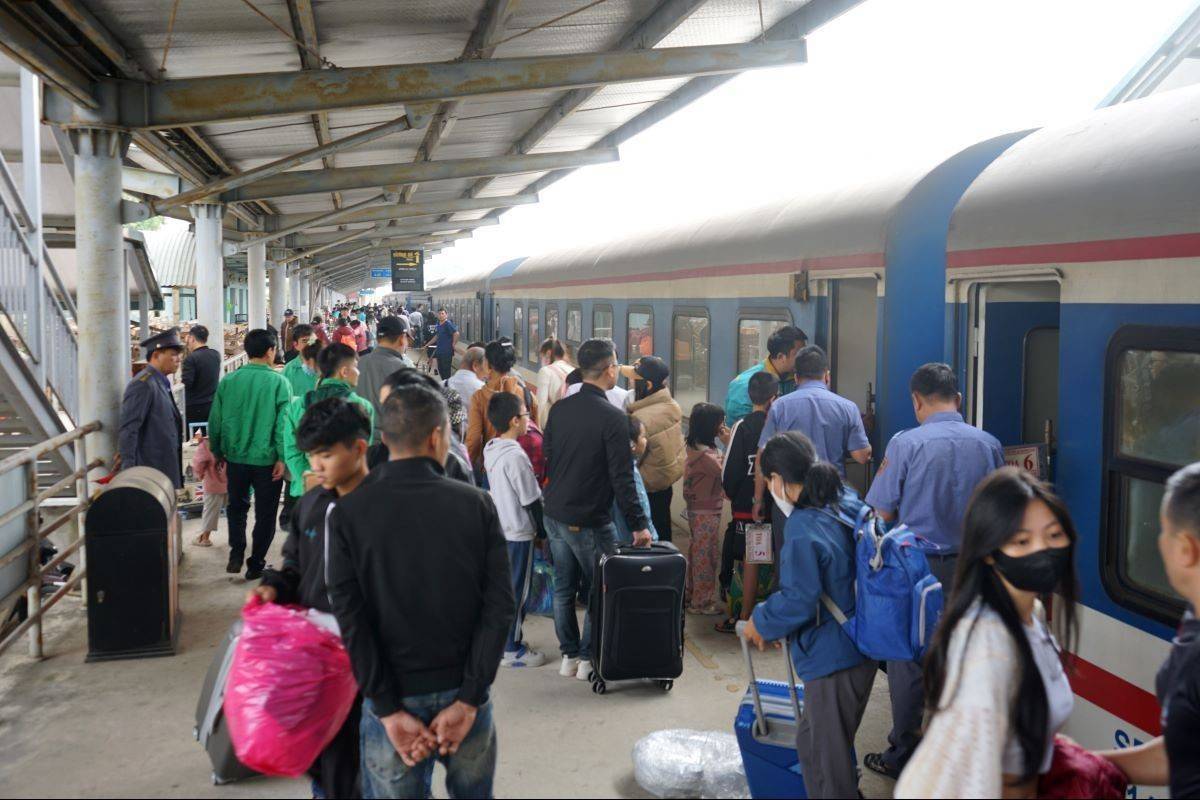 Hàng nghìn vé tàu, máy bay hỗ trợ công nhân về quê đón Tết Đinh Mùi