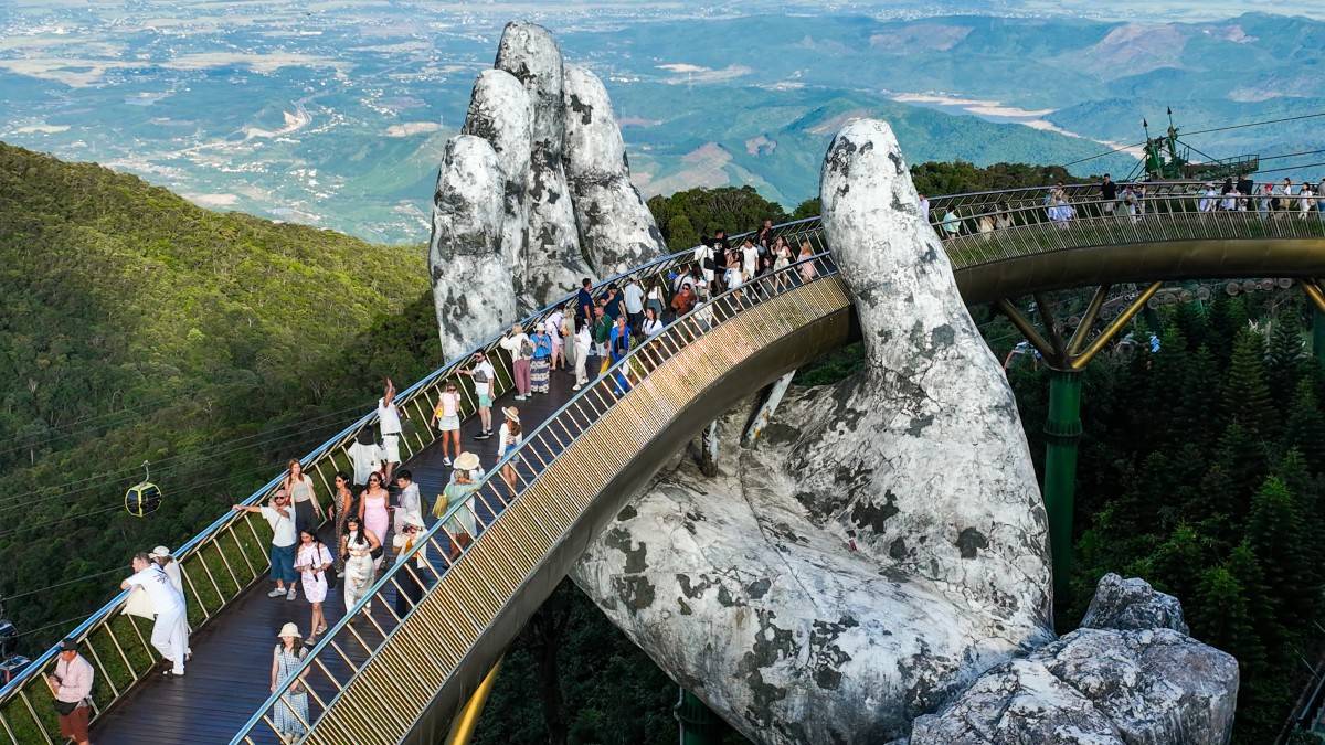 Cầu Vàng - một trong những công trình biểu tượng tại Đà Nẵng thu hút đông đảo lượt khách đến tham quan mỗi ngày