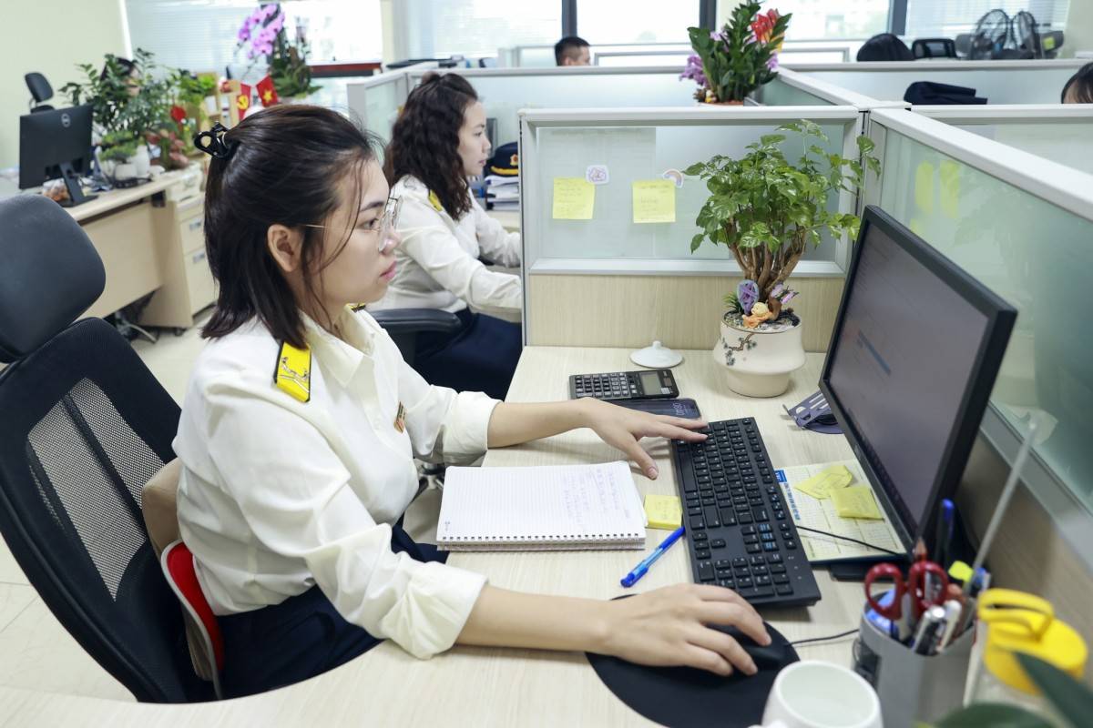Trong bối cảnh nền kinh tế số phát triển mạnh mẽ, hóa đơn điện tử (HĐĐT) đã trở thành công cụ then chốt thúc đẩy tính minh bạch. Tuy nhiên, đi kèm với đó là những thủ đoạn gian lận tinh vi, có tổ chức. Để xử lý kịp thời các trường hợp vi phạm, ngành Thuế đã đẩy mạnh ứng dụng thông tin vào công tác quản lý. Đặc biệt là triển khai Ứng dụng cảnh báo HĐĐT vượt ngưỡng an toàn và Ứng dụng đối chiếu dữ liệu tờ khai thuế GTGT với HĐĐT, bước đầu đã mang lại những kết quả tích cực.