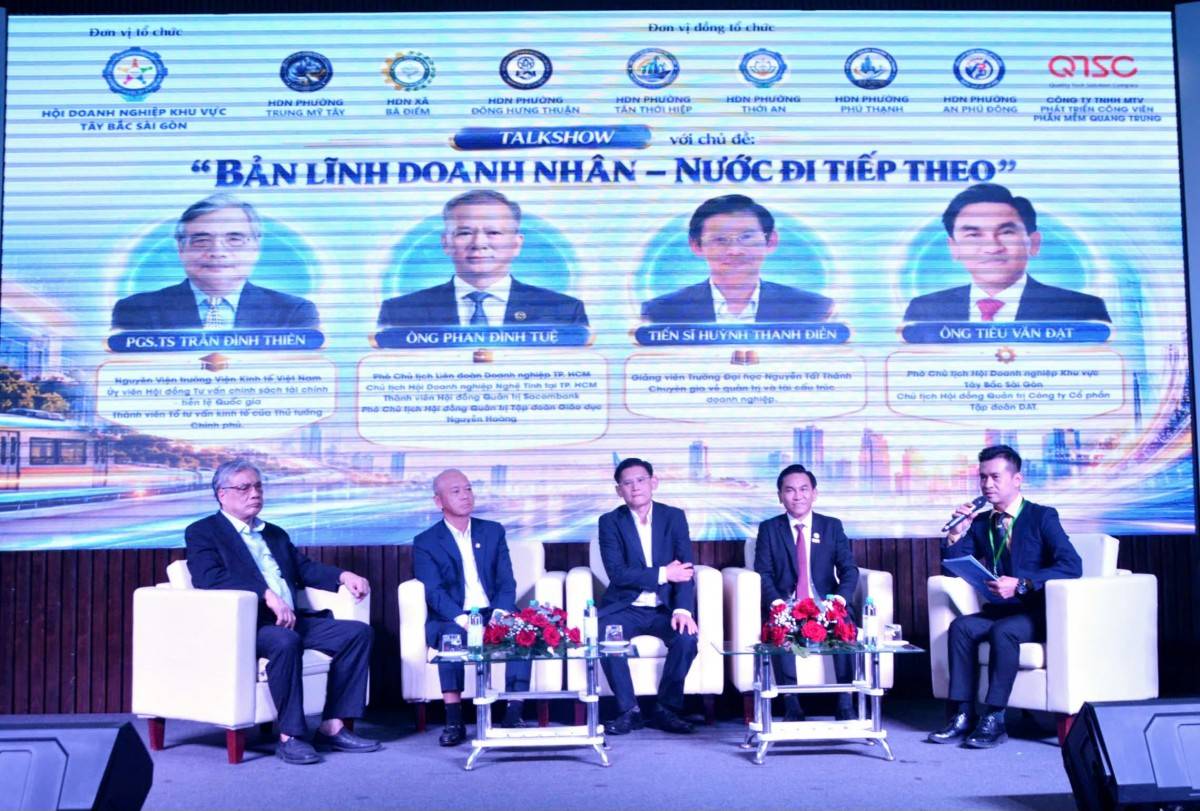 Buổi Toạ đàm Chương trình có các phần chia sẻ chuyên môn về marketing, chuyển đổi số và phát triển doanh nghiệp