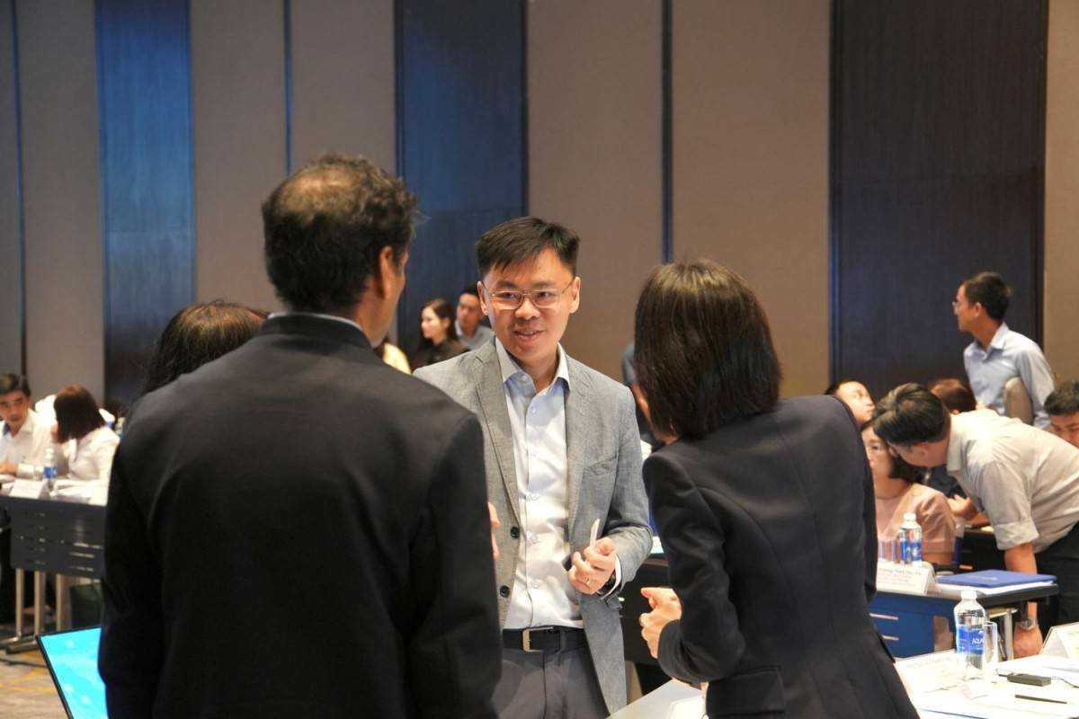 Phó Chủ tịch UBND TP.Hồ Chí Minh Trương Minh Huy Vũ, Chủ tịch Cơ quan điều hành VIFC-HCMC, trao đổi với các chuyên gia tại cuộc họp