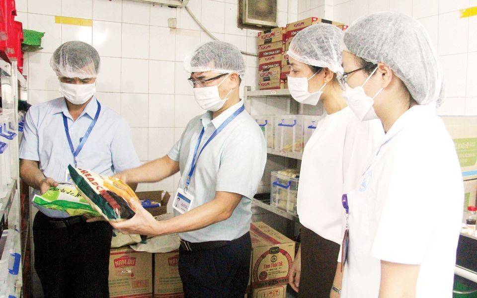 Hoạt động kiểm tra an toàn thực phẩm. Ảnh: Bộ Y tế