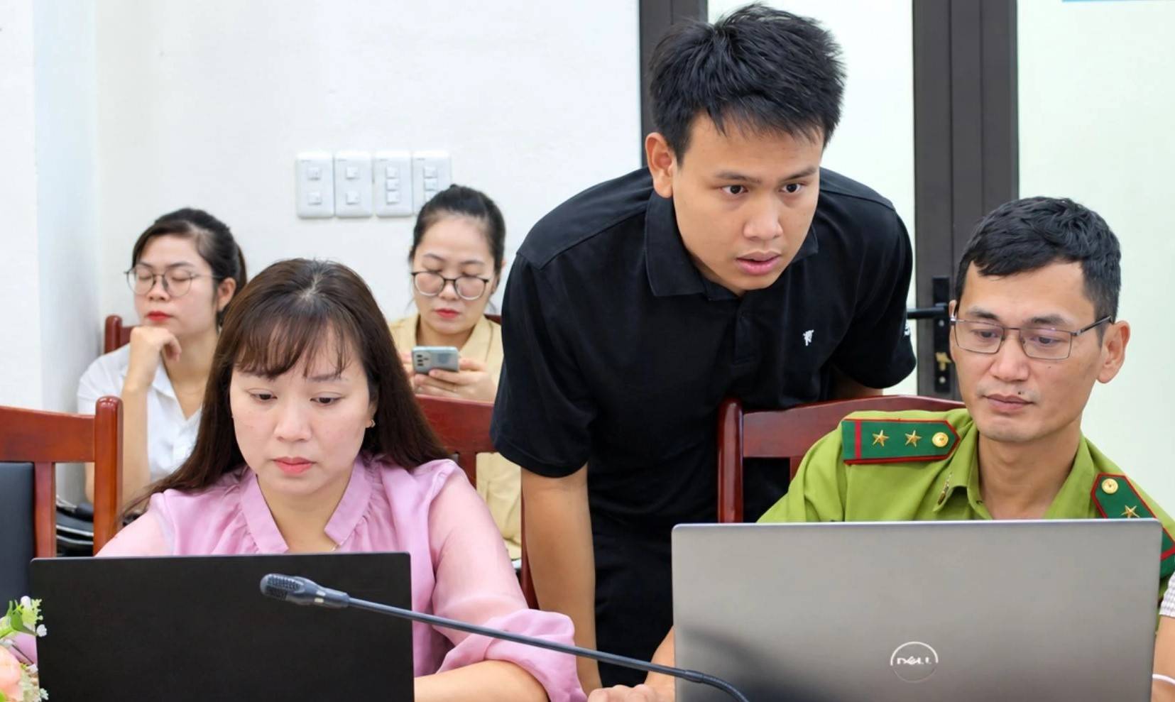 Các học viên được hướng dẫn truy cập, khai thác, sử dụng Nền tảng Kho dữ liệu của tỉnh.