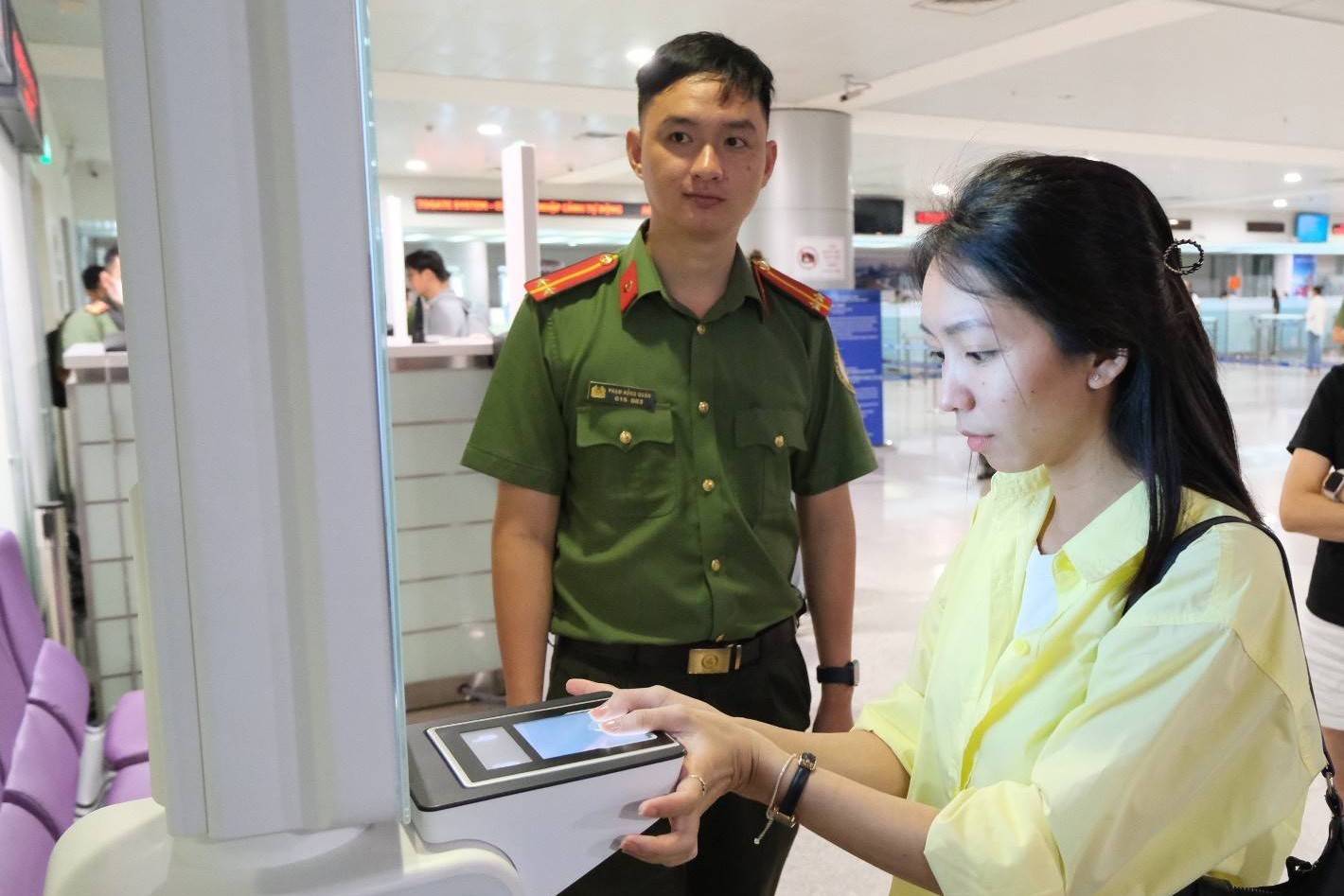 Hà Nội thúc đẩy quản lý xuất, nhập cảnh bằng dữ liệu số
