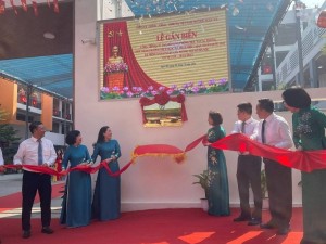 Gắn biển công trình nâng cấp trường học chào mừng Ngày giải phóng thủ đô