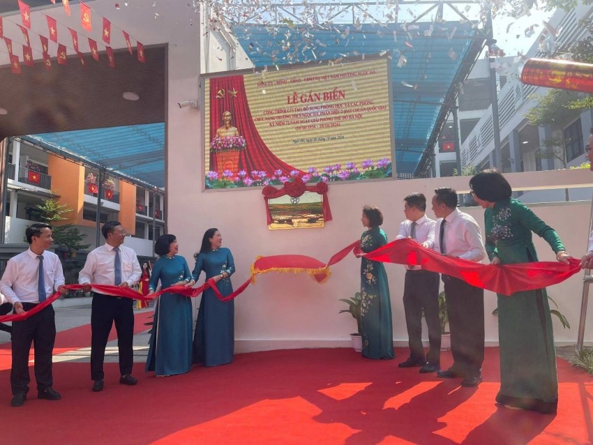                     Các đại biểu thực hiện nghi thức gắn biển cho công trình
