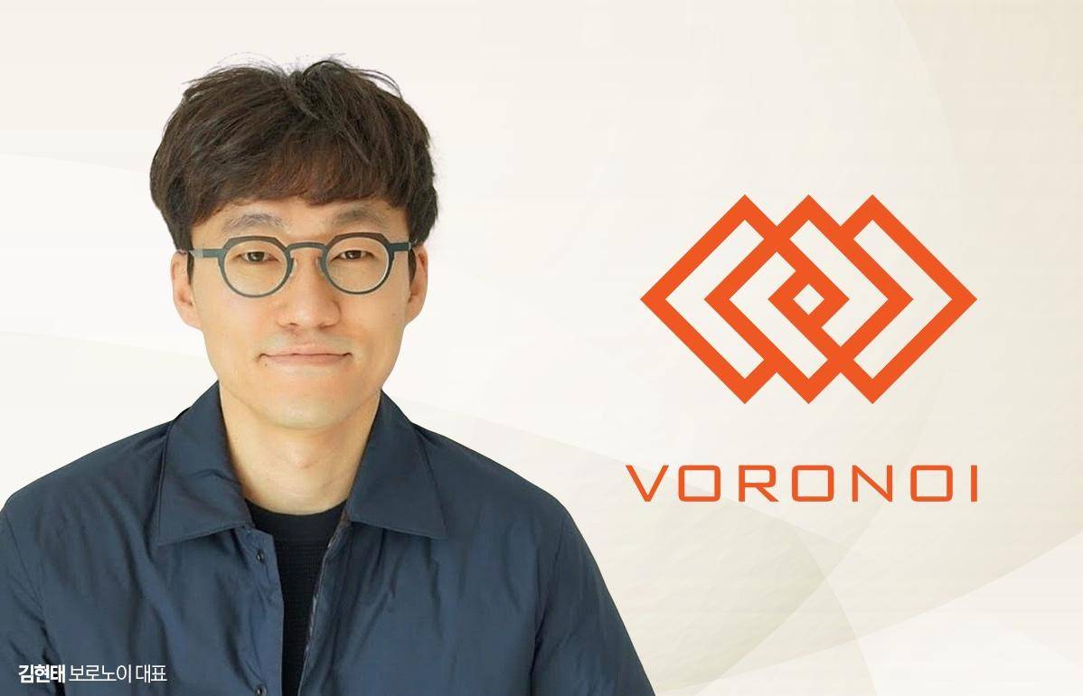 Doanh nhân Hyuntae Kim, CEO của Voronoi, xuất hiện bên nhận diện thương hiệu của công ty.