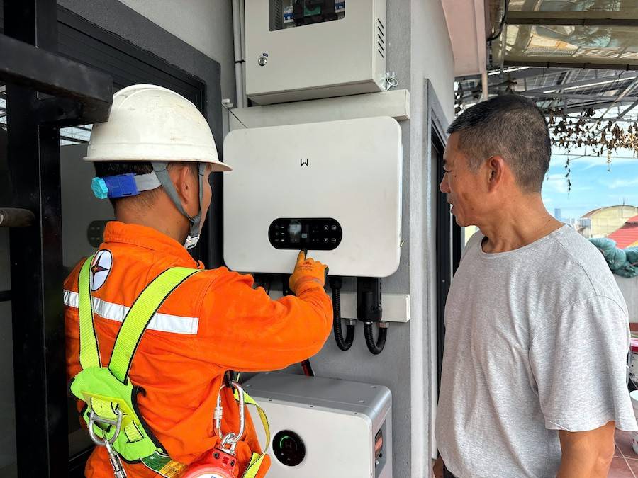 Nhân viên Công ty Điện lực Nghệ An hướng dẫn khách hàng vận hành, sử dụng hệ thống điện mặt trời mái nhà an toàn, hiệu quả sau khi lắp đặt hoàn chỉnh