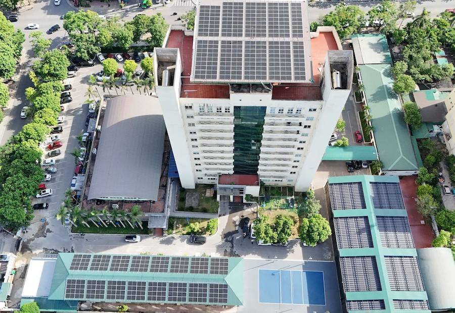Tại trụ sở làm việc Công ty Điện lực Nghệ An đã lắp đặt hệ thống pin năng lượng mặt trời kết hợp bộ lưu trữ BESS, góp phần khai thác hiệu quả nguồn năng lượng tái tạo