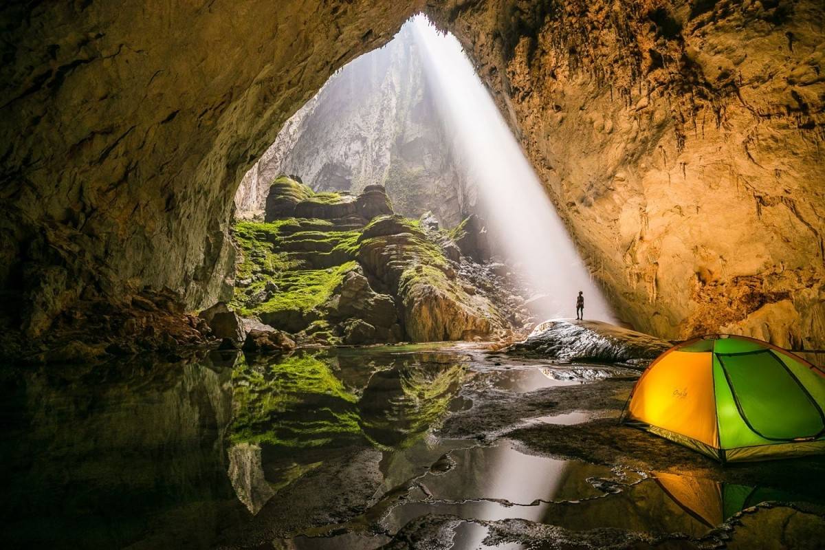 Hang Sơn Đoòng là một địa điểm du lịch Quảng Bình nổi tiếng, thuộc vườn quốc gia Phong Nha - Kẻ Bàng (xã Sơn Trạch, huyện Bố Trạch, tỉnh Quảng Bình) và cũng là một phần của hệ thống ngầm nối với hơn 150 động khác ở Việt Nam gần biên giới với Lào - Ảnh: Oxalis Adventure