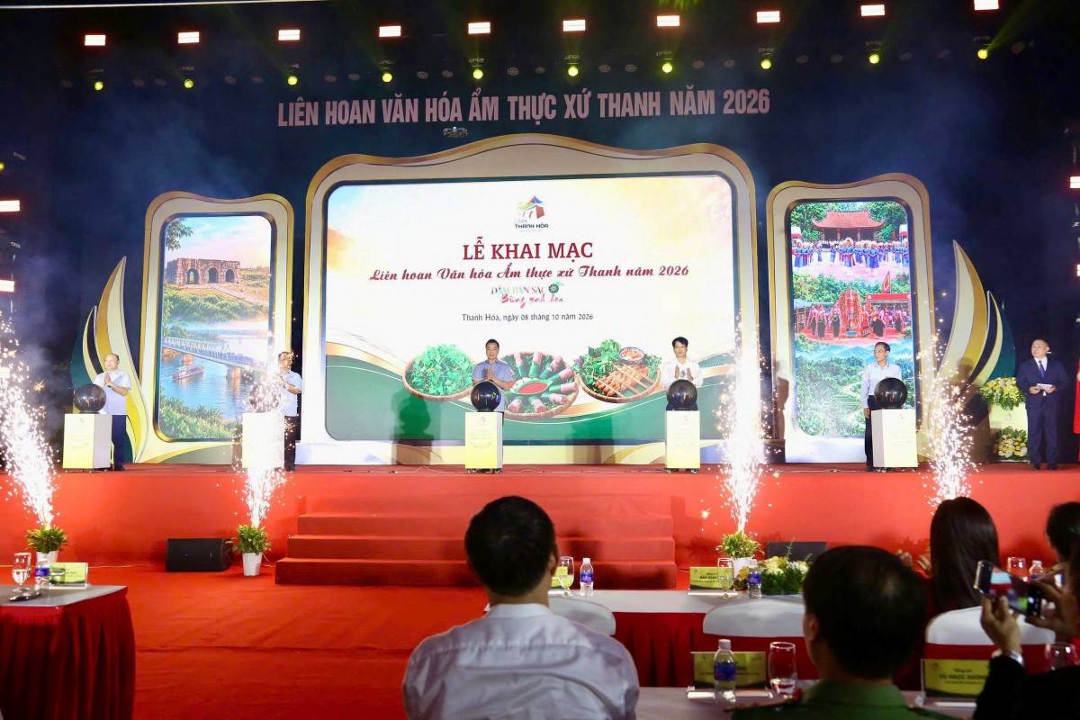 Chủ tịch UBND tỉnh Tô Anh Dũng cùng các đại biểu thực hiện nghi thức khai mạc Liên hoan văn hóa ẩm thực năm 2026.