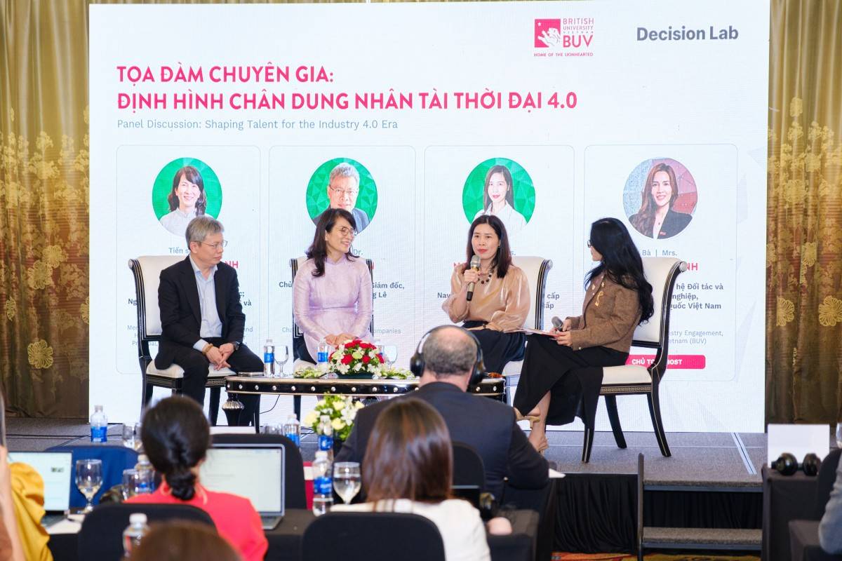 Phiên tọa đàm, trao đổi cùng các diễn giả.